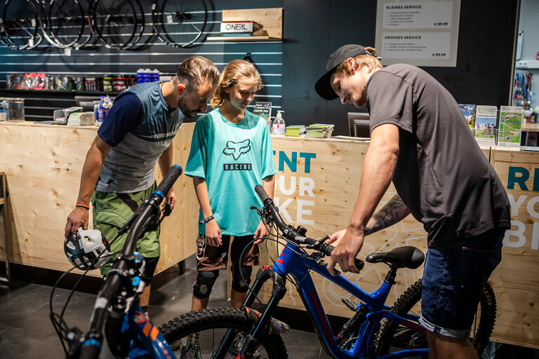 Beratung bei Bründl Sports Bikeworld Schladming | © Roland Haschka