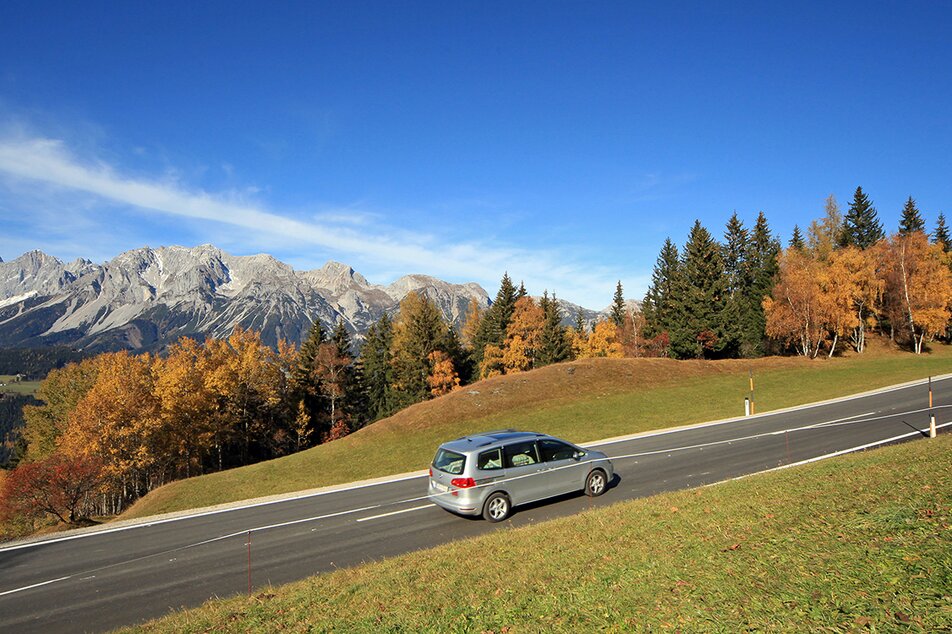 Fahrt durch eine bunte Herbstlandschaft auf der Planai-Mautstraße | © Martin Huber