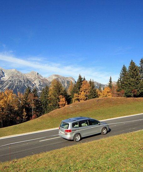 Ride through a colourful autumn landscape on the Planai toll road | © Martin Huber Ride through a colourful autumn landscape on the Planai toll road | © Martin Huber