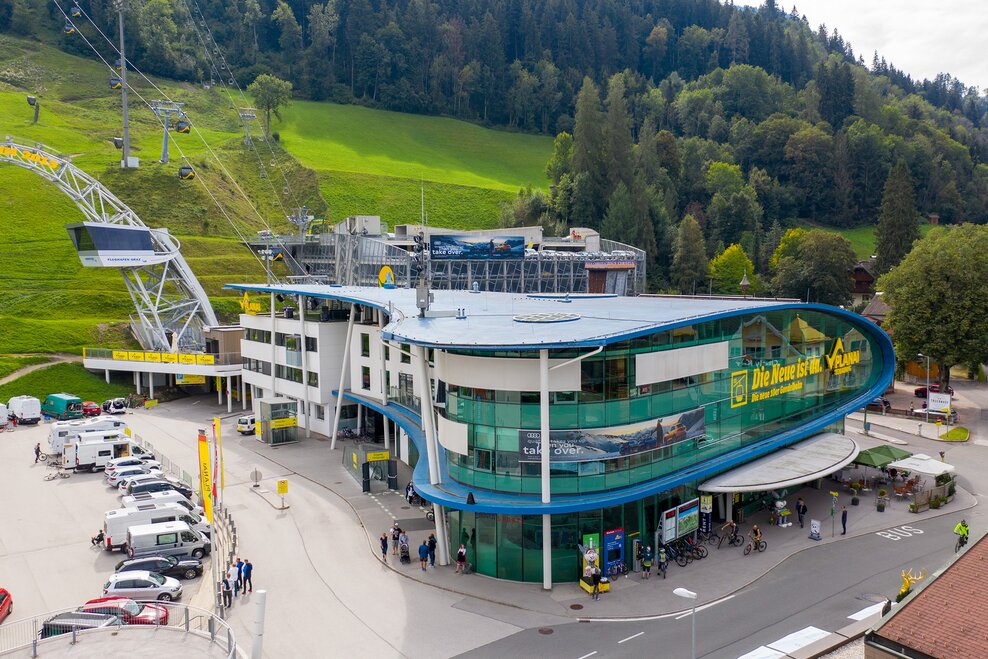 Der Planet Planai, die neue Talstation der Planai Hauptseilbahn mit der modernen 10er Gondel | © Hans-Peter Steiner