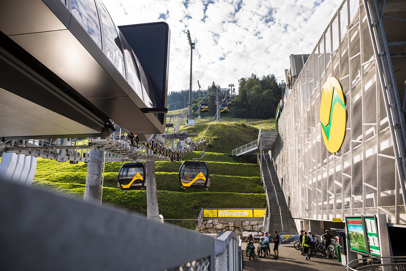 Die moderne Planai-Hauptseilbahn mit Panoramagondeln und das neue Parkhaus direkt neben der Talstation | © Roland Haschka