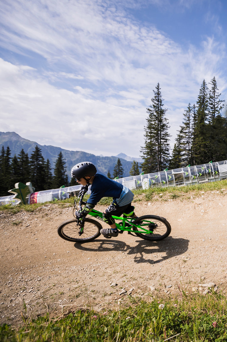 Kind fährt mit seinem Rad durch den Bikepark Schladming | © Roland Haschka