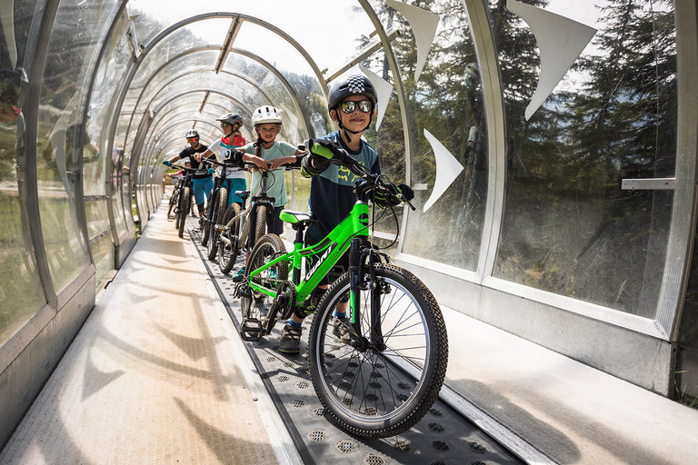 der Zauberteppich bringt Radfahrer in der Bike Arena schnell wieder zum Start | © Roland Haschka