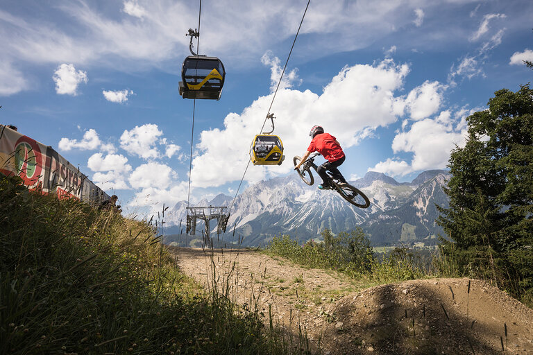 Sprünge im Bikepark Planai | © Roland Haschka