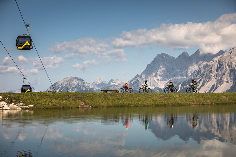 Planai-Gondelbahn mit Ausblick auf den Dachstein vom Seeufer | © Roland Haschka