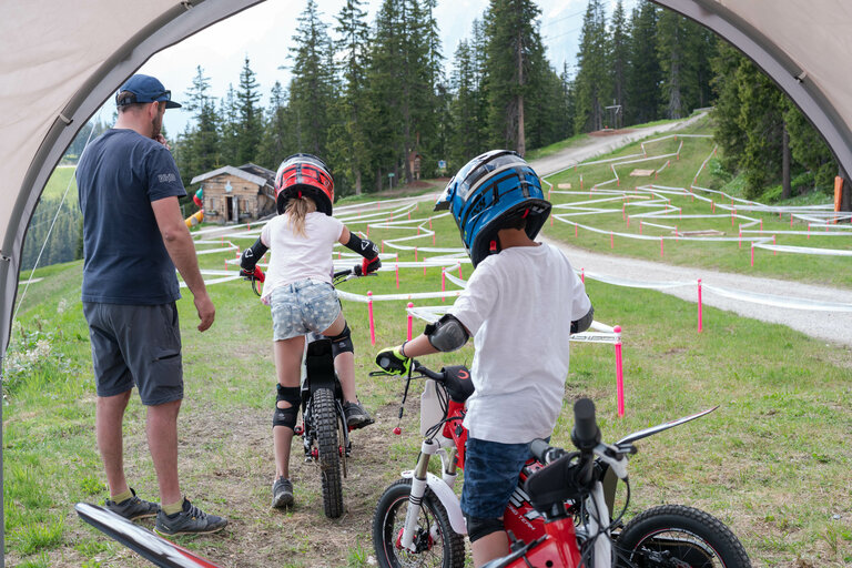 Auf der E-Trail-Strecke  gibt es Strecken in verschiedenen Schwierigkeitsstufen | © Trialstars - Andreas Pilz