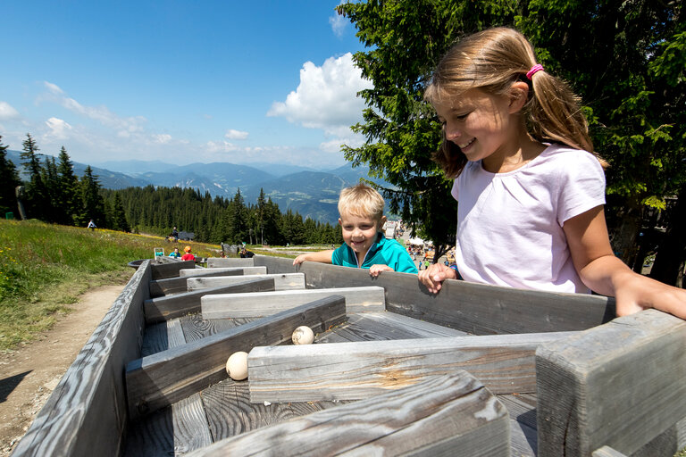 Kinder spielen mit Kugelbahn im Hopsiland | © Tom Lamm