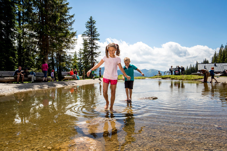 Kinder bei den Wasserspielen im Hopsiland | © Tom Lamm
