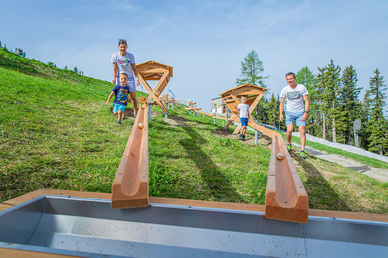 Kinder im Hopsiland, die mit der Kugelbahn spielen | © René Eduard Perhab