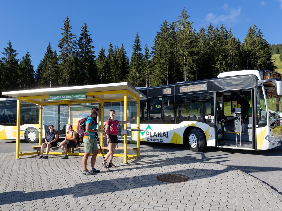 Mit dem Gelenksbus zu den schönsten Plätzen der Region Schladming-Dachstein unterwegs | © Harald Steiner
