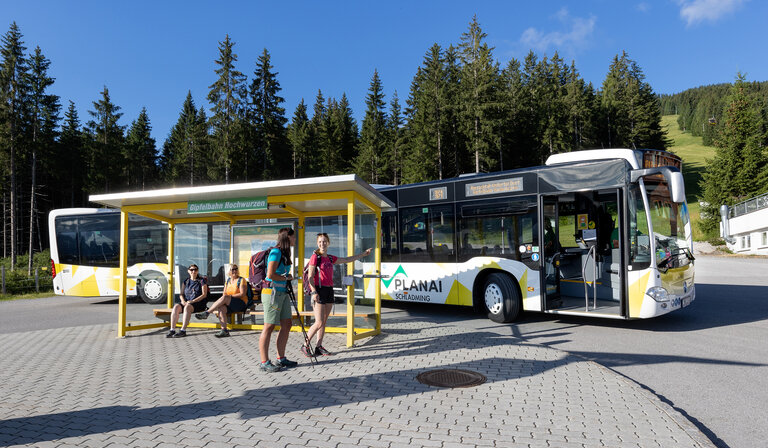 Mit dem Gelenksbus zu den schönsten Plätzen der Region Schladming-Dachstein unterwegs | © Harald Steiner