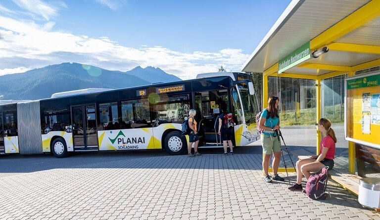 Mit dem Gelenksbus zu den schönsten Plätzen der Region Schladming-Dachstein unterwegs | © Harald Steiner
