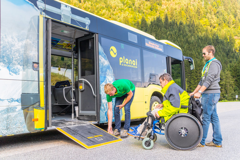 Barrier-free boarding of the public buses. | © Planai/Klünsner