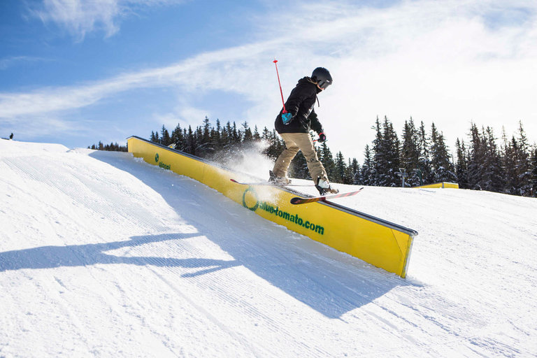 Freestyle-Skifahrer auf Rail im Superpark | © Roland Haschka