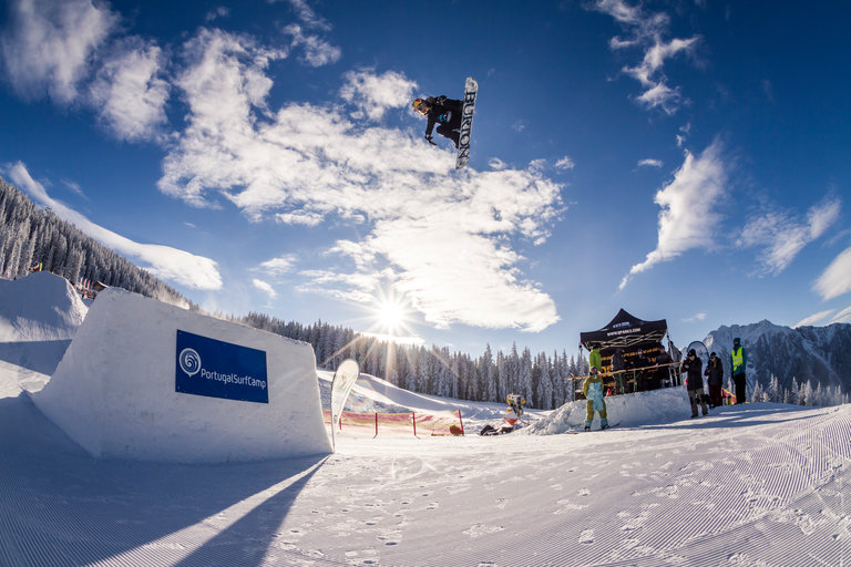 Snowboarder beim Springen im Superpark | © Roland Haschka