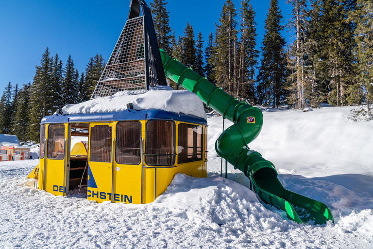 Die Dachsteingondel mit ihren Rutschen im Hopsi Winterkinderland. | © Chrisitne Höflehner
