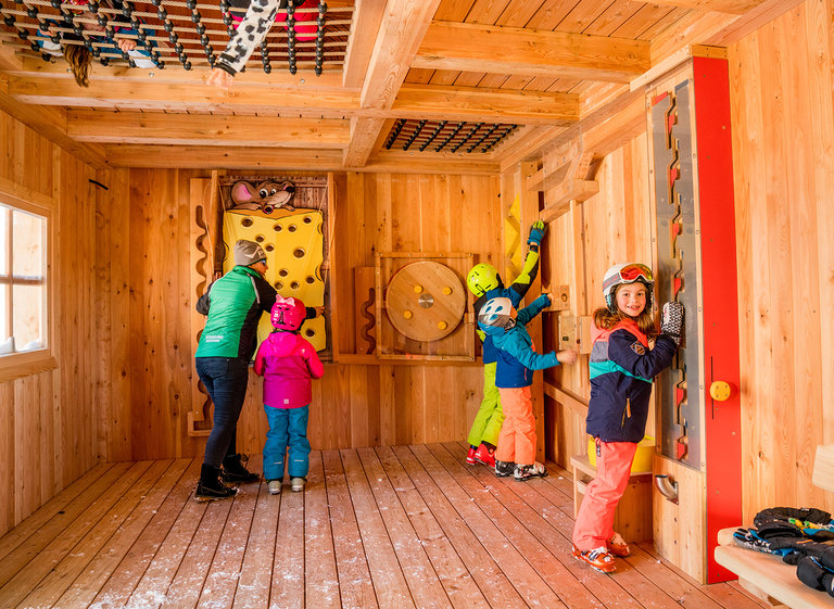 Das Innere der Kasalm im Hopsi Winterkinderland | © Christine Höflehner