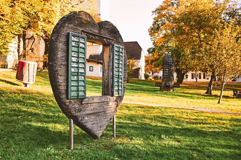 Herzförmige Holzskulptur mit Fenster | © Armin Walcher