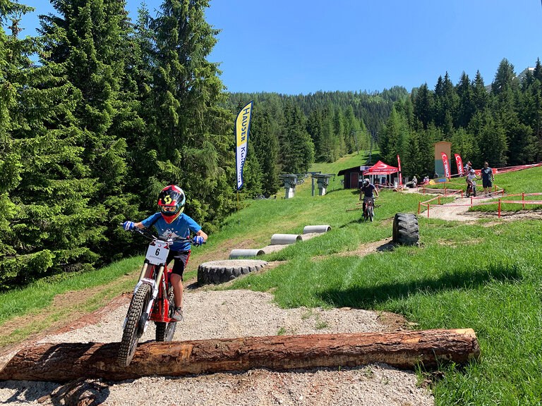 Kinder beim Befahren des E-Trial Parcours am Hauser Kaibling | © Hauser Kaibling
