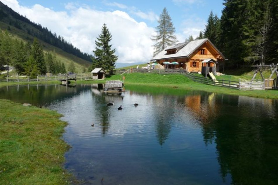 Stangl Alm - Hütte mit Teich | © Stangl Alm