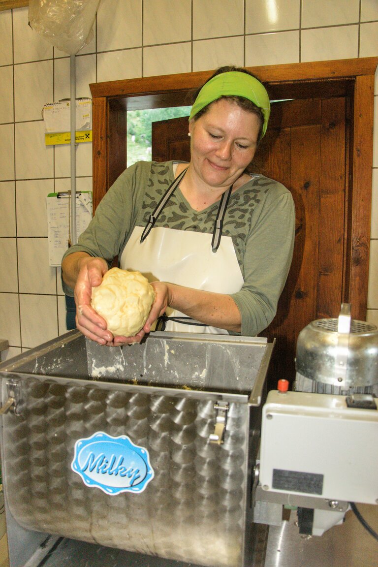 Butterproduktion auf der Harmeralm | © Marlene Eggmayer