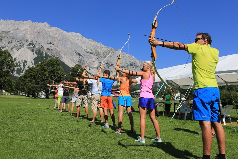Gruppe am Bogenschießen am Rittisberg | © Erlebnis Rittisberg