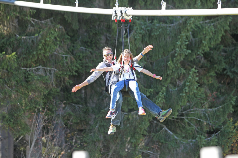 Familie auf der Flyline.  | © Erlebnis Rittisberg