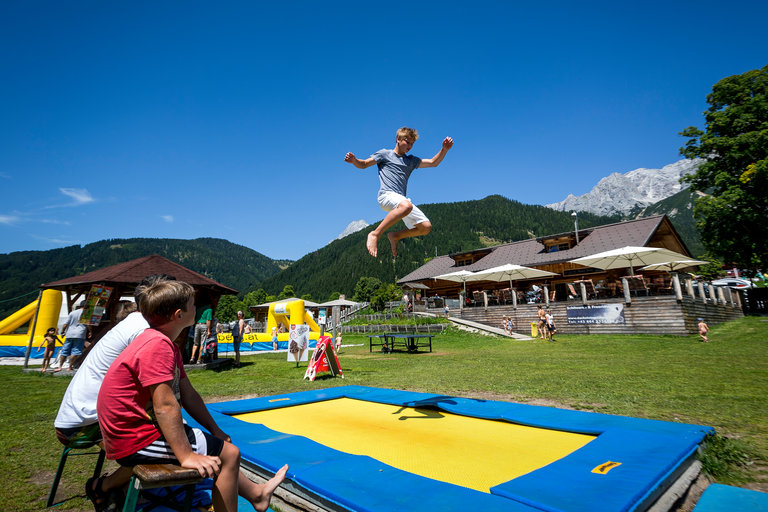 Kind springt auf dem Trampolin. | © Hans-Peter Steiner