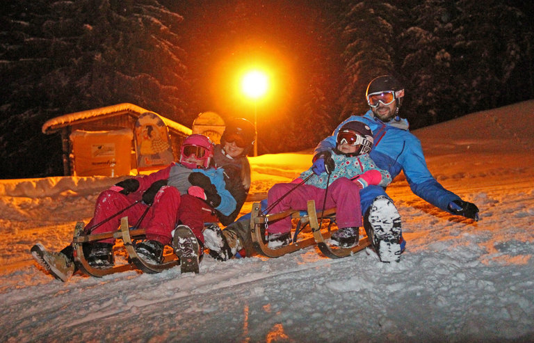 Familie auf Schlitten. | © Hans-Peter Steiner
