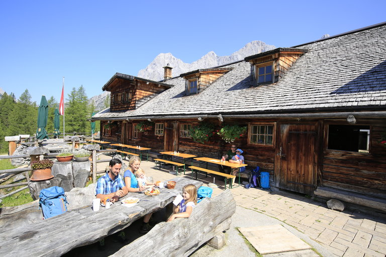 Ein Foto der Walcheralm mit Terrasse  | © Herbert Raffalt